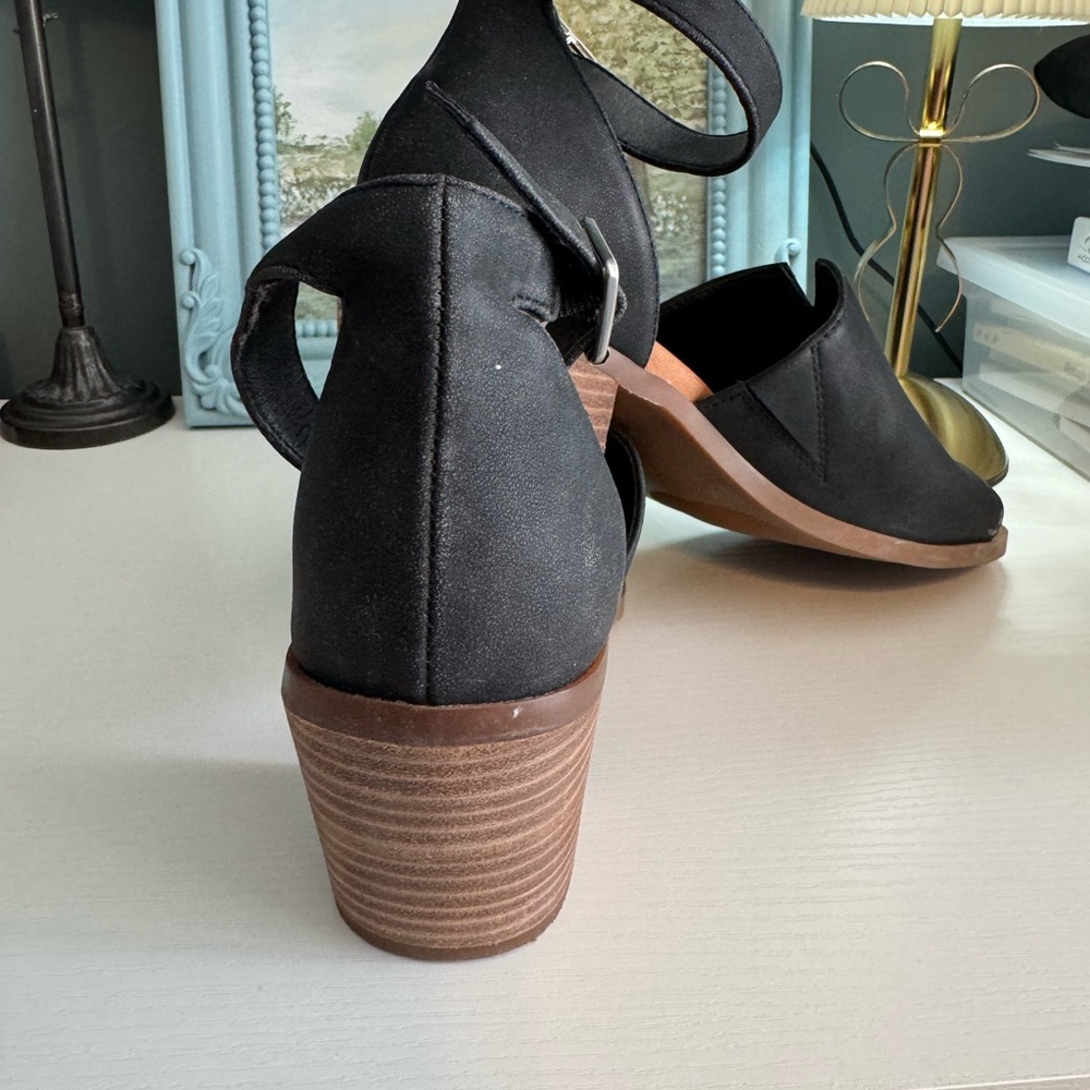 Lucky Brand black navy Open-Toe Sandals w ankle buckle. Comfortable & versatile. - Picture 4 of 8